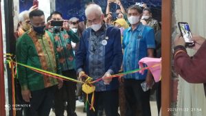 Asrun Lio saat memotong Pita tanda pembukaan Museum pameran alat musik