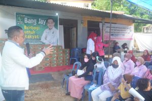 Momen pembagian sembako Bang Jay