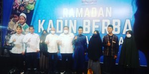 AT (paling tengah) saat foto bersama pengurus dan perwakilan penerima sembako secara simbolis
