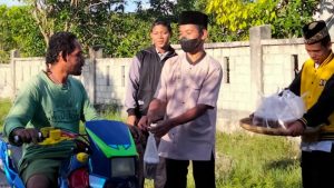 Siswa SMAN 1 Siompu saat bagikan takjil ke warga yang melintas
