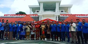 Sekum KNPI Sultra (samping kiri Ketum) diikuti Bendum dan pengurus lainnya saat foto bersama dengan Gubernur dan wakil gubernur Sultra