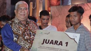 Gubernur Sultra secara langsung menyerahkan hadiah kepada juara 1 lomba Napak Tilas Oputa Yi Ko