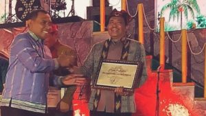 Kadis Cipta Karya saat menerima hadiah yang diberikan langsung oleh Wali Kota Baubau