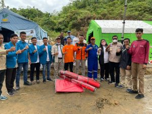 Foto bersama saat penyaluran bantuan di TPAS Puuwatu