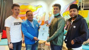 Ketua Alvin (memakai jaket tengah) didampingi Sekum (berjaket hitam) dan Bendum (kaos putih) saat menyerahkan SK kepada Ketua karateker Busel. Foto: KNPI Sultra