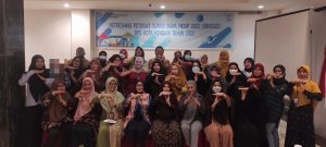 Peserta Refreshing Petugas SBH 2022 saat foto bersama Ketua BPS Kendari