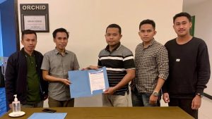 Penyerahan Surat Mandataris oleh Ketum ICMI Muda Sultra (kemeja abu) kepada Randi (kaos berkerah)
