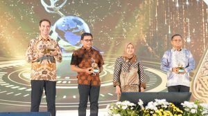 COO PT Vale Indonesia Tbk, Vinicius Mendes (paling kiri) menerima Trofi Pengelolaan Lingkungan Hidup dari Dirjen Minerba. Trofi ini diberikan atas komitmen PT Vale dalam aspek pengelolaan lingkungan hidup yang telah sesuai dengan Kaidah Pertambangan yang Baik atau _good mining practices_. Penghargaan diterima di Hotel Bidakara, Jakarta pada Kamis (29/09/2022).