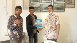 Alvin Akawijaya Putra saat memberikan SK Giat Sosialisasi Stunting kepada ketua Bidang Kesejahteraan Masyarakat