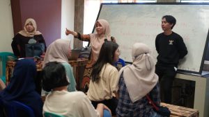 Karmila tutor dari MiCiS English Course sedang memberikan materi di kelas beginner, pada English Learning Class yang diadakan oleh PT Vale bersama Pemuda Asli Sorowako, Kamis (29/9/2022)