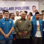 Gubernur Didampingi Ketum KNPI, Alvin (kemeja biru) Sekum KNPI Sultra, Muh. Daulat (jas biru), pengurus KNPI dan perwakilan peserta sekolah politik