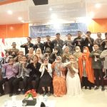 Kepala BPS Kota Kendari (blezer putih) saat foto bersama dengan peserta