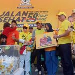 Foto bersama usai pemberian paket umroh secara simbolis kepada salah satu pemenang paket umrah gratis