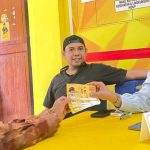 Panitia HUT Golkar ke-58 Sultra melalui, Koordinator Bidang Perkuponan, Fonny Wathung (kemeja putih) saat memberikan kupon ke warga