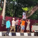 Pencopotan bunner ASR oleh pihak Satpol-PP Kota Kendari