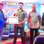 Ketua DPP KNPI saat menerima piagam penghargaan dari DPD KNPI Baubau