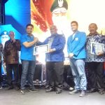 Gubernur Sultra saat menerima penghargaan KNPI Award, yang diserahkan langsung oleh Ketum DPP KNPI